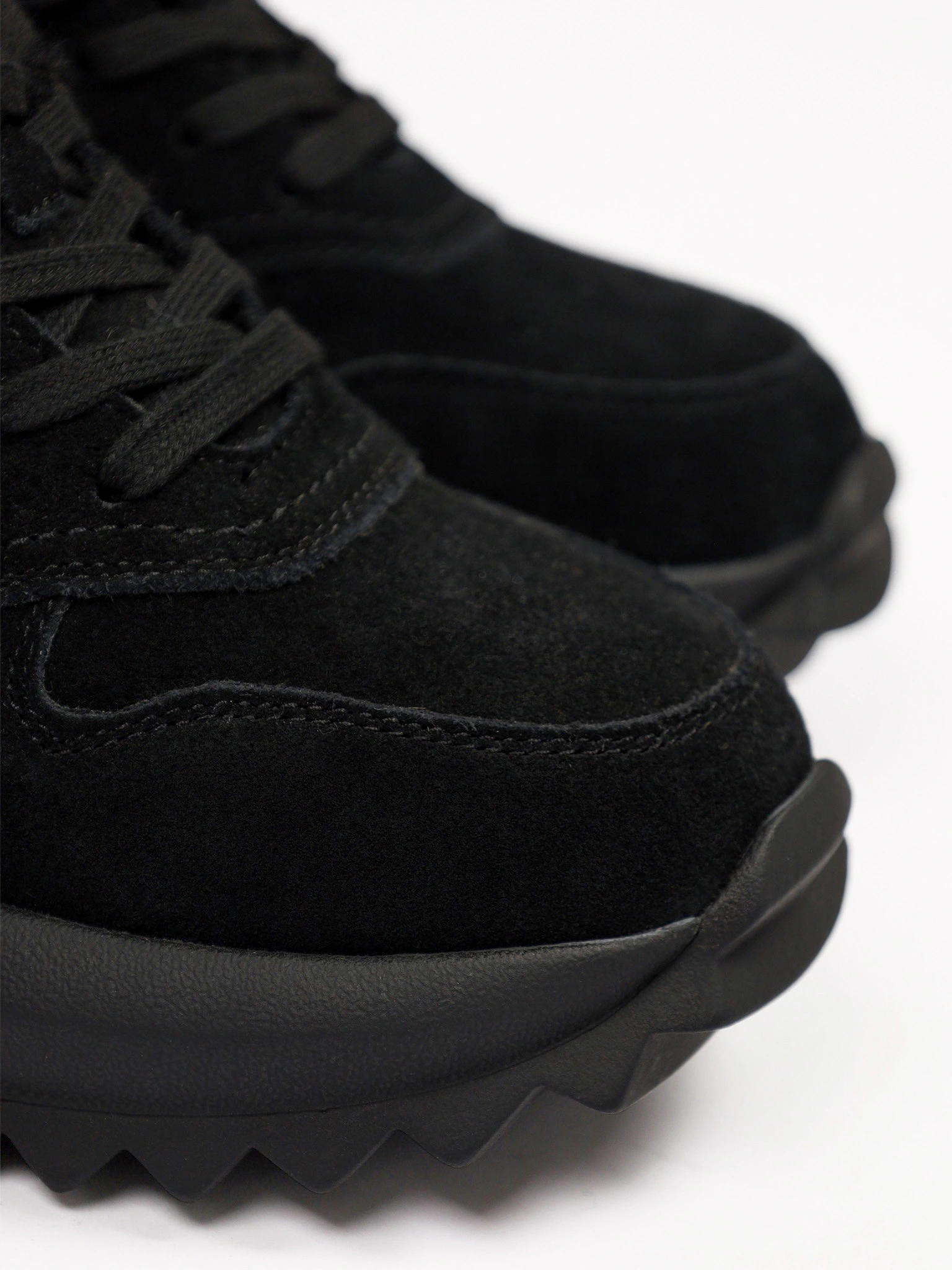 Кроссовки черного цвета на рельефной подошве